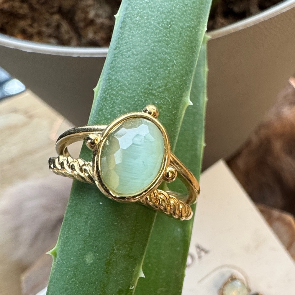 Elegant Gold and Green Women's Ring